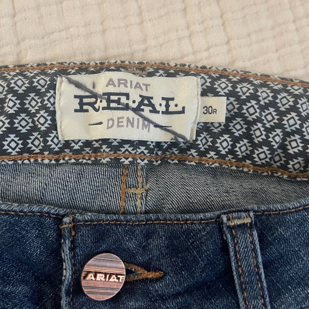 Ariat REAL woman’s Dark Wash High Waisted FLARE distressed Jeans Size 30R - Picture 5 of 9